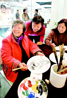 工藝美術(shù)師現(xiàn)場(chǎng)繪制瓷板