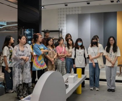 產(chǎn)學(xué)設(shè)計(jì)專訪 | 王琪：人才培養(yǎng)需打開向外看的通道，學(xué)生應(yīng)成為藝術(shù)賦能產(chǎn)業(yè)的實(shí)踐者