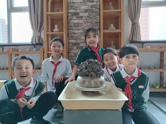 “祝福祖國”――盛世長安小學(xué)陶藝社團(tuán)手作花籃，慶祝新中國成立75周年