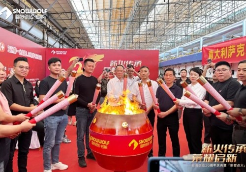 慶賀！雪狼頂配巖板生產(chǎn)線成功點(diǎn)火！