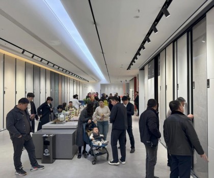 獅王瓷磚“云脈覺(jué)醒”發(fā)布會(huì)：共繪新藍(lán)圖 共贏2025！