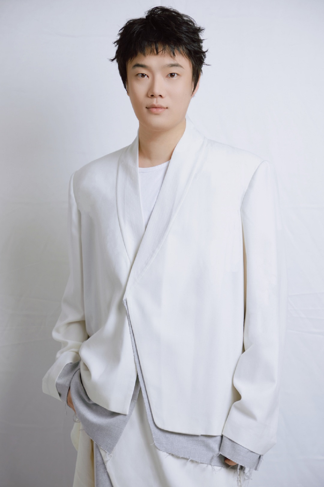 5 0 明星服裝定制設(shè)計師，三寸盛京華服品牌創(chuàng)始人張突然.jpg