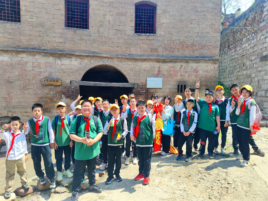 石家莊市盛世長安小學(xué)走進(jìn)井陘南橫口村開啟傳統(tǒng)文化研學(xué)之旅A01.jpg