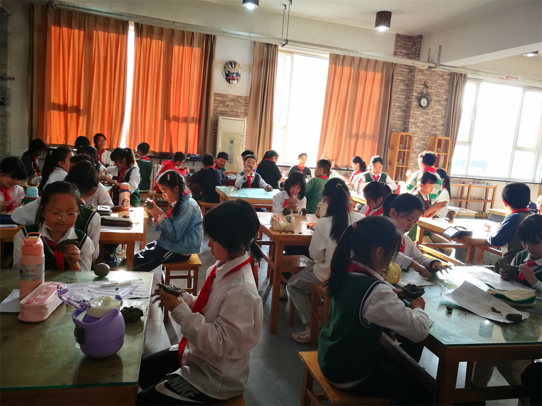 1714356643175148.jpg “大國小工匠”――盛世長安小學陶藝社團開展“五一”指尖創(chuàng)意技能競賽活動02.jpg