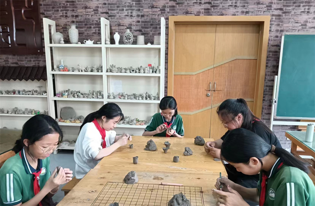 1714356653588030.jpg “大國小工匠”――盛世長安小學陶藝社團開展“五一”指尖創(chuàng)意技能競賽活動04.jpg